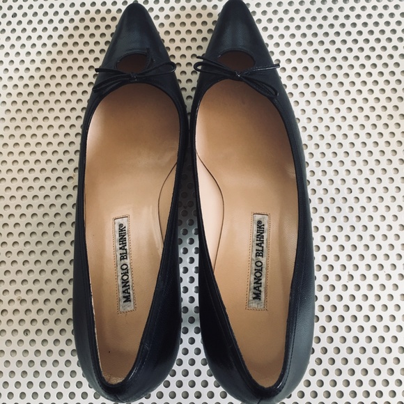 Manolo Blahnik Kitten Heel Pump - Picture 3 of 8